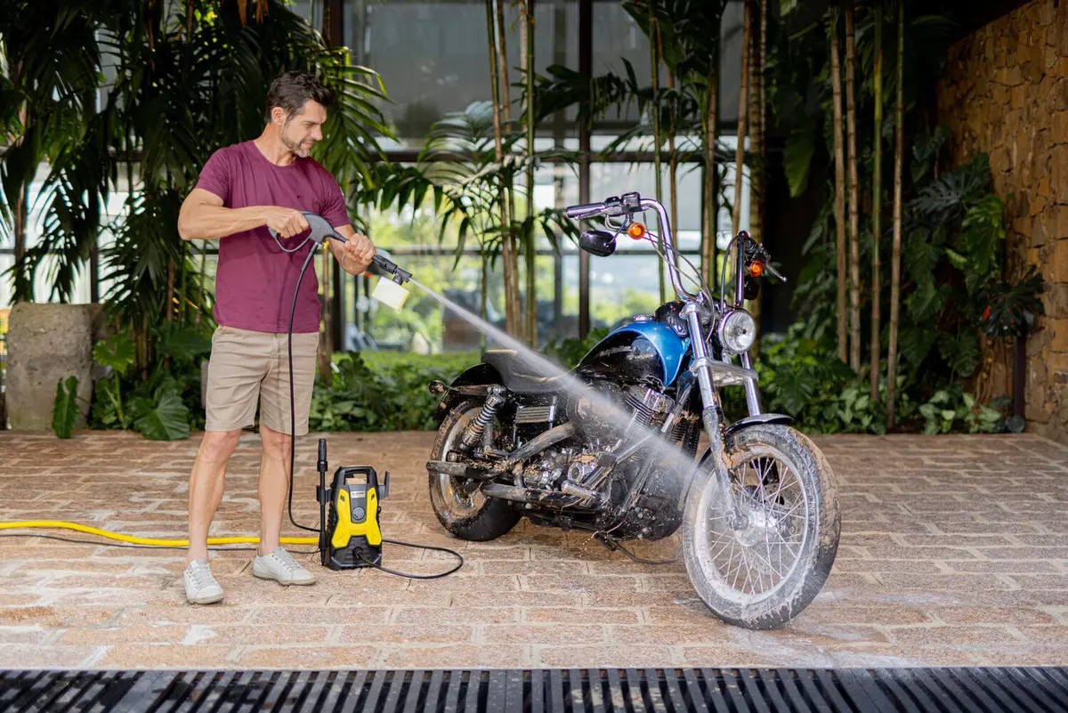 Limpeza de moto com a lavadora de alta pressão e aplicador de detergente